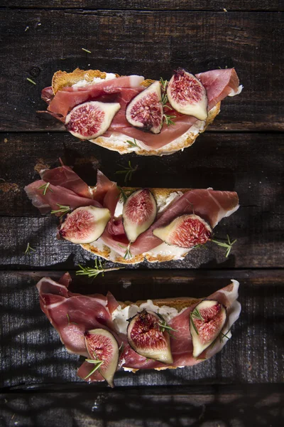 Figs and prosciutto bruschetta — Stock Photo, Image