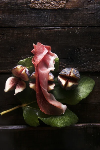 Skewer ham and figs — Stock Photo, Image