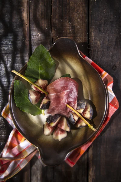 Skewer figs and ham — Stock Photo, Image