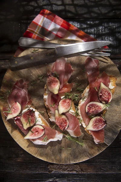 Bread figs and ham — Stock Photo, Image