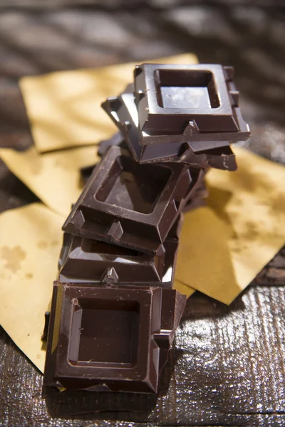 Kostki gorzkiej czekolady — Zdjęcie stockowe
