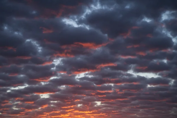 Wolkenlucht bij zonsopgang — Stockfoto