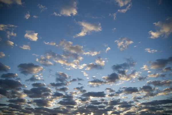 Wolkenlucht bij zonsopgang — Stockfoto