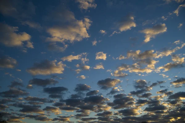 Wolkenlucht bij zonsopgang — Stockfoto