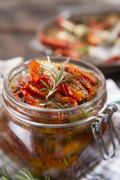 Gedroogde tomaten en rozemarijn — Stockfoto