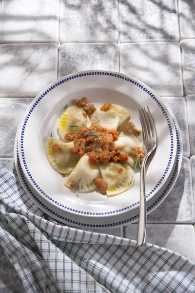 Tortelli salsa de carne toscana —  Fotos de Stock