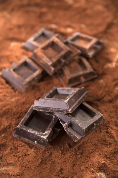 Кубы тёмного шоколада — стоковое фото
