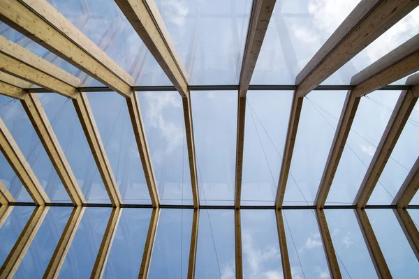 Holzdach und Glas — Stockfoto