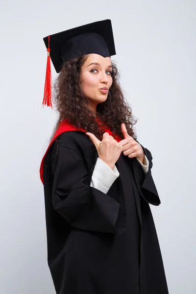 Estudante feminina em vestido de formatura — Fotografia de Stock