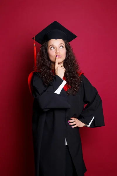 Estudante feminina em vestido de formatura — Fotografia de Stock