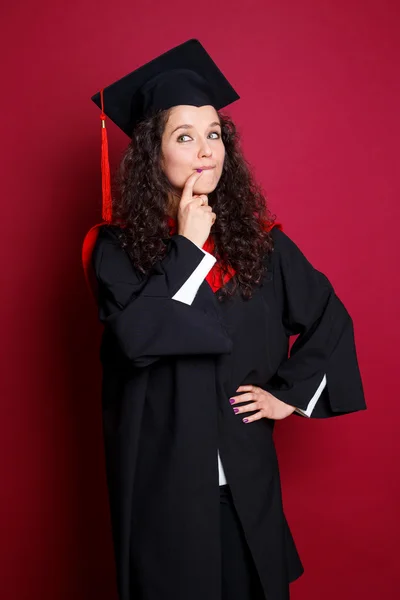 Vrouwelijke student in afstuderen jurk — Stockfoto