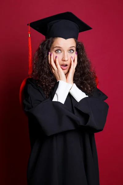 Студентка в выпускном платье — стоковое фото