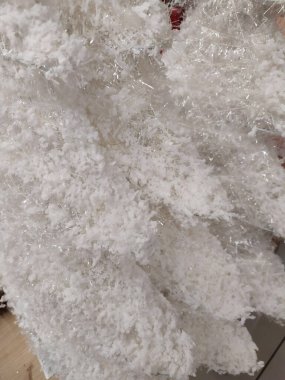 2020 Noel 'inin renkli süslemeleri, karlı ağaç.