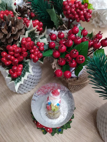 Decoraciones Festivas Período Covid Navidad 2020 Bola Con Nieve Falsa — Foto de Stock