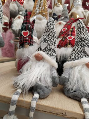 Noel süsleri bir dükkanda sergileniyor, cüce görünümlü kuklalar.