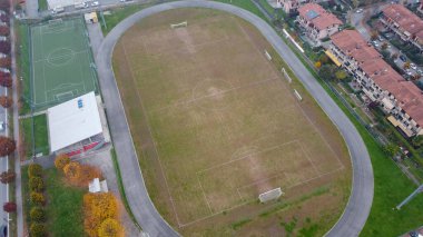 Bir futbol sahasının havadan görünüşü, bir dron şehir spor merkezinin üzerinden uçuyor.