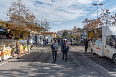 Bergamo, İtalya 20 Kasım 2020. Seriate belediyesinin şehir polisi Lombardy, İtalya 'daki tecrit sırasında anti-covid-19 kontrollerini gerçekleştirdi. Sadece editör kullanımı