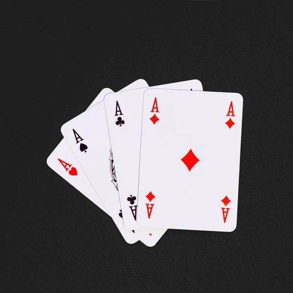 Négy Kártya Ábrázoló Ászok Klubok Pikk Gyémánt Szív Színes Háttér — Stock Fotó