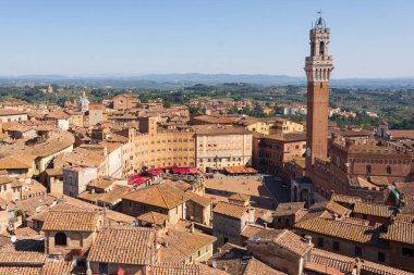 Piazza del Campo 'nun üst manzarası ve Siena' nın çatıları. Çan kulesinin ayrıntıları, Tuscany 'deki Siena şehrindeki Palazzo Comunale ve Torre dei Mangia.
