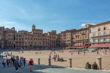 Siena 'daki Piazza del Campo Meydanı, Toskana bölgesindeki tarihi ortaçağ meydanı ve İtalyan turizm beldesi