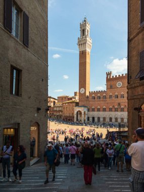 Siena 'daki Piazza del Campo Meydanı, Toskana bölgesindeki tarihi ortaçağ meydanı ve İtalyan turizm beldesi