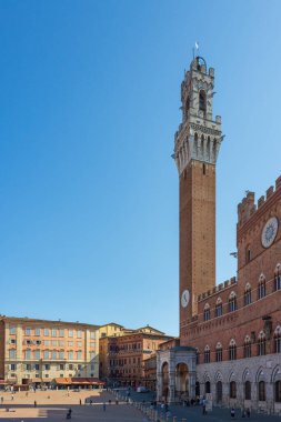 Siena 'daki Piazza del Campo Meydanı, Toskana bölgesindeki tarihi ortaçağ meydanı ve İtalyan turizm beldesi