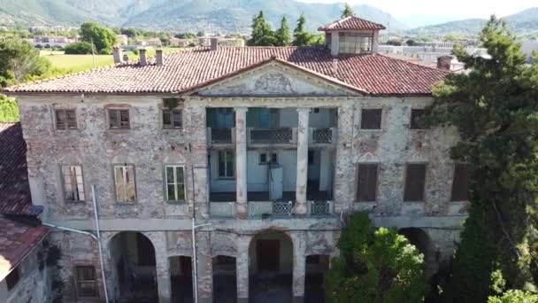 放棄された歴史的なヴィラの空中ショット 壊れたイタリアの建物から移動するビデオ — ストック動画