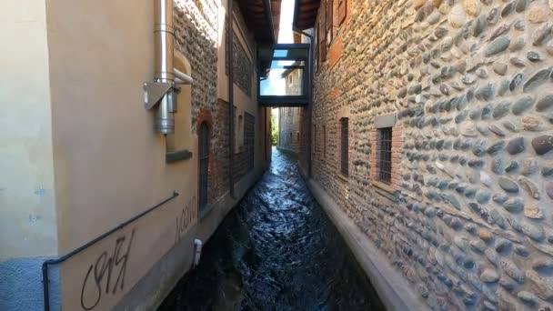 Agua Canal Fluye Rápidamente Entre Las Paredes Las Casas Video — Vídeos de Stock