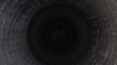 Bir İHA endüstriyel kompleksteki bir fabrikanın bacasına giriyor.