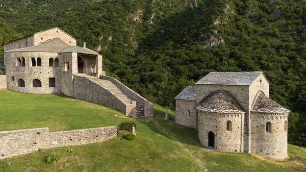 意大利莱科省San Pietro Monte修道院 一座被自然包围的中世纪宗教建筑群 免版税图库图片