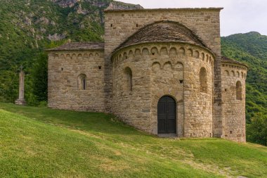 Lecco ilindeki San Pietro al Monte Manastırı 'nın önündeki San Benedetto hatipliği, İtalya' nın kuzeyinde bir dağda doğa ile çevrili bir dini kompleks.