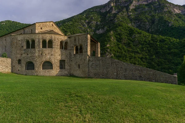 意大利北部莱科省的圣皮埃特罗蒙特修道院 一个被自然包围的宗教建筑群 位于意大利北部的一座山上 图库照片