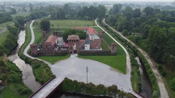 Πετώντας Πάνω Από Ένα Μεσαιωνικό Κάστρο Στην Πεδιάδα Lombard Κοντά — Αρχείο Βίντεο
