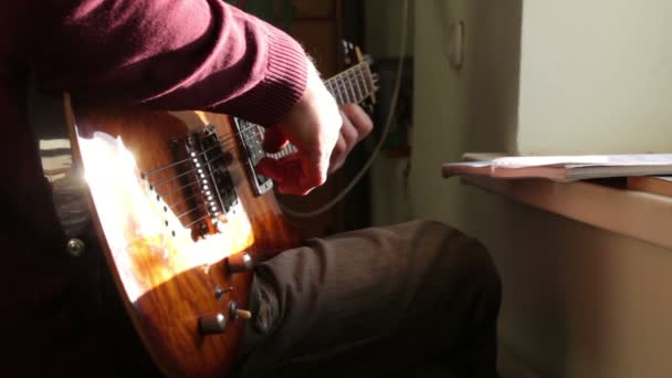 Bărbat adult cântând la chitară acasă . — Videoclip de stoc