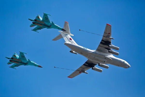 MOSCÚ - 7 DE MAYO: Aviones de repostaje y cazas participan en l —  Fotos de Stock