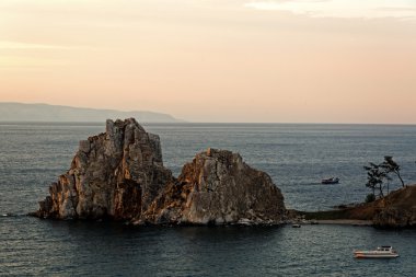 Deniz Baykal adada Olkhon Cape Burhan ve şaman kayada