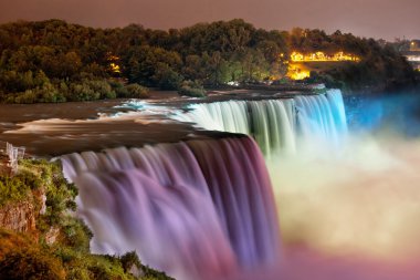 Niagara falls geceleri tarafından renkli ışıkları yaktı.