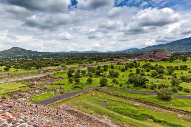 Meksika'da Teotihuacan piramitleri görünümünü