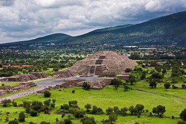 Meksika'da Teotihuacan piramitleri görünümünü