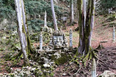 Vorontsovskiye pescher girişinde heykel kompozisyon