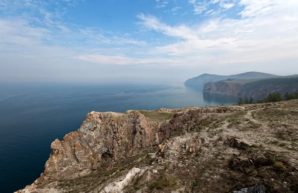 Kayalar beyaz mermer üzerinde Cape Sagan-Khushun, Olkhon adalar