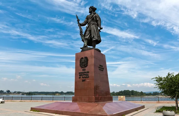 IRKUTSK, RUSIA - 18 de julio de 2015: Monumento a los fundadores de la — Foto de Stock