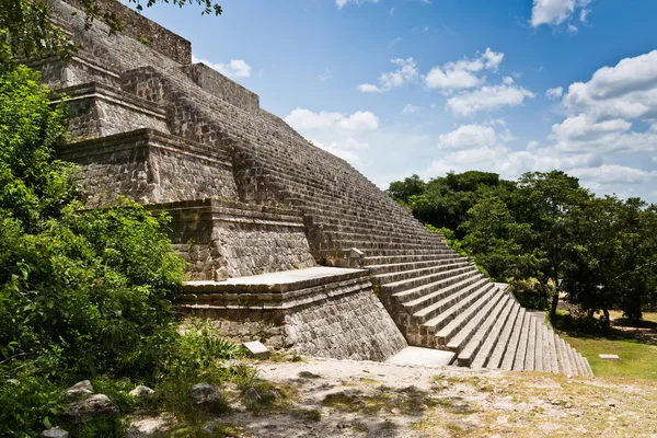 Uxmal, Yucatan, México, 2014. Ruínas arqueológicas, construídas pelos maias. Fechar as escadas de um edifício antigo — Fotografia de Stock