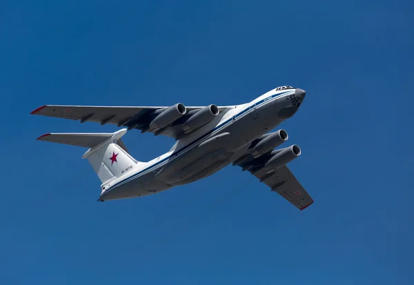 Москва - 9 травня: Пілотажних демонстрація важких дальній militar — стокове фото