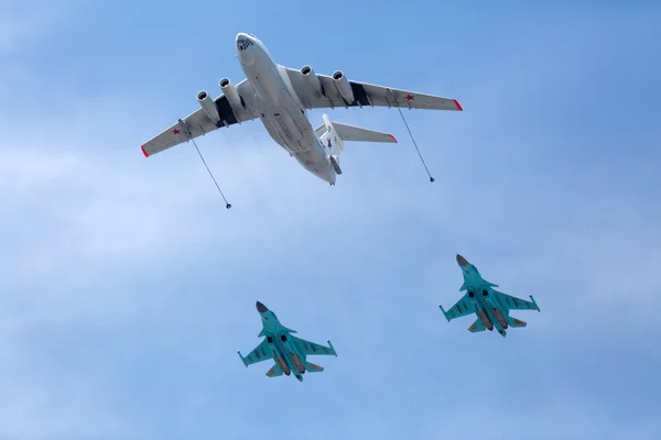 MOSCOW - MAY 7: Refueling aircraft and fighters participate at l — Stock Photo, Image