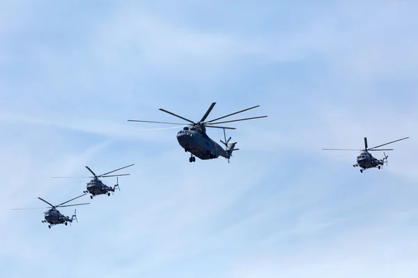 MOSCÚ - 09 DE MAYO: Mi-26 y tres helicópteros Mi-8 vuelan en formati — Foto de Stock