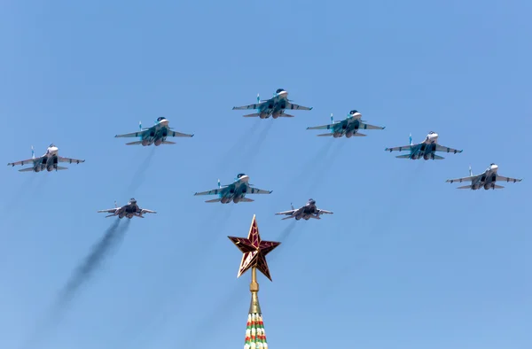 MOSCOW, RUSSIA - MAY 9, 2015. Victory Parade in Red Square to co — Stock Photo, Image