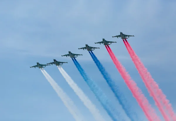 Moscú, Rusia - 9 de mayo de 2015: Un grupo de aviones en vuelo smok —  Fotos de Stock