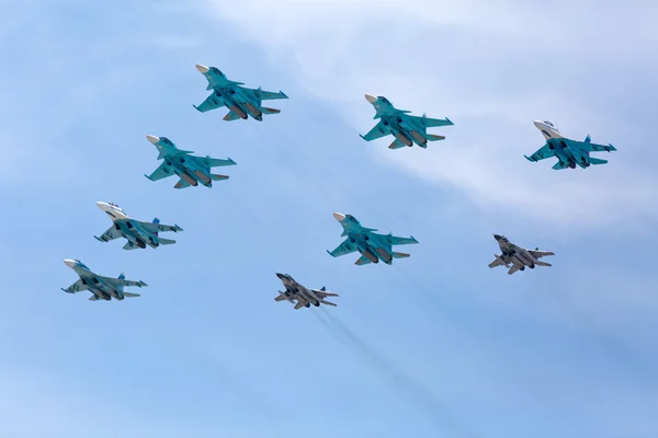 MOSCÚ - 9 DE MAYO: Desfile de cazas a reacción dedicado a 70 —  Fotos de Stock