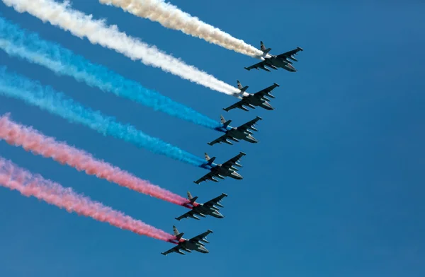 Moskva, Russland - 9. mai 2015: En gruppe fly som røyker under flyging – stockfoto